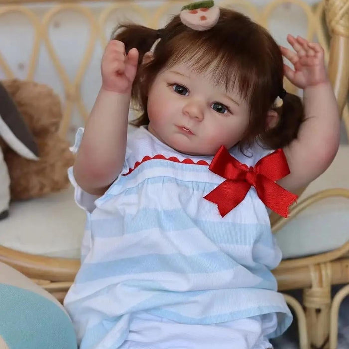 Bebê Reborn Nicole 55cm, boneca realista de silicone com olhos vivos, cabelo fio a fio e acessórios. Perfeita para crianças 3+, traz magia e ternura às brincadeiras!