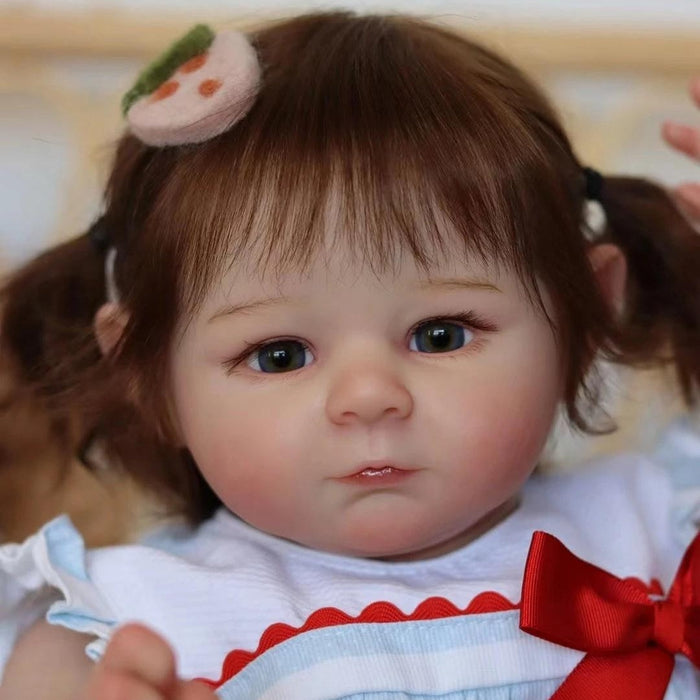 Bebê Reborn Nicole 55cm, boneca realista de silicone com olhos vivos, cabelo fio a fio e acessórios. Perfeita para crianças 3+, traz magia e ternura às brincadeiras!