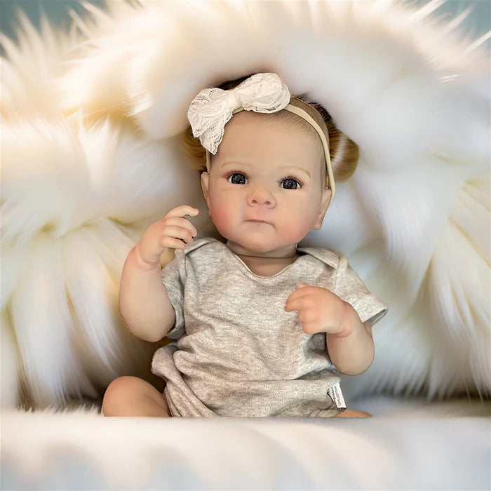 Bebê Reborn Cecilia 50cm, boneca hiper-realista de silicone macio com detalhes delicados. Perfeita para crianças 3+ e colecionadores, traz ternura e magia às brincadeiras!