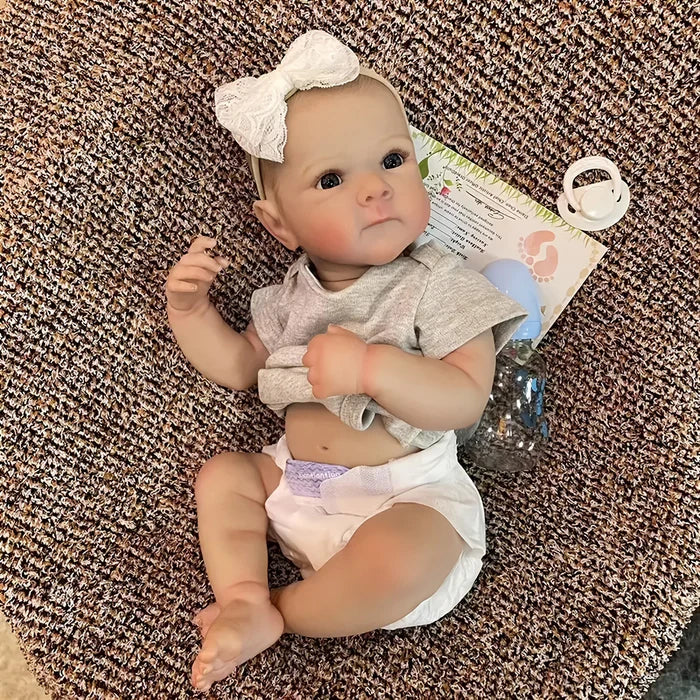 Bebê Reborn Cecilia 50cm, boneca hiper-realista de silicone macio com detalhes delicados. Perfeita para crianças 3+ e colecionadores, traz ternura e magia às brincadeiras!