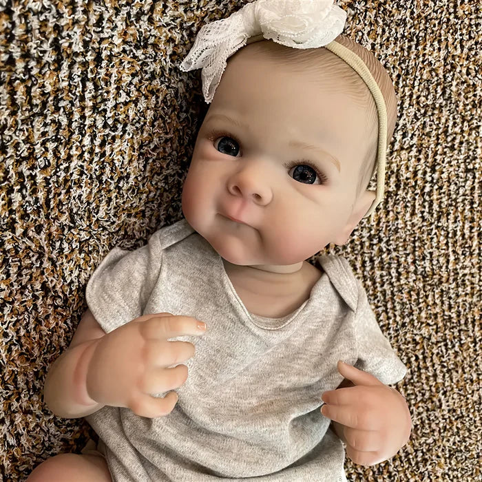 Bebê Reborn Cecilia 50cm, boneca hiper-realista de silicone macio com detalhes delicados. Perfeita para crianças 3+ e colecionadores, traz ternura e magia às brincadeiras!