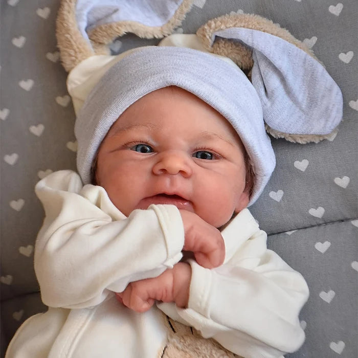 Bebê Reborn Patrícia 48cm, boneca hiper-realista de silicone macio com detalhes delicados. Perfeita para crianças 3+ e colecionadores, traz ternura e magia às brincadeiras!