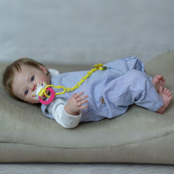 Bebê Reborn Samuel 55cm, boneco realista com corpo macio, olhos vivos, cabelo fio a fio e acessórios. Perfeito para crianças 3+, traz magia e ternura às brincadeiras!