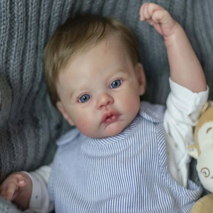 Bebê Reborn Samuel 55cm, boneco realista com corpo macio, olhos vivos, cabelo fio a fio e acessórios. Perfeito para crianças 3+, traz magia e ternura às brincadeiras!
