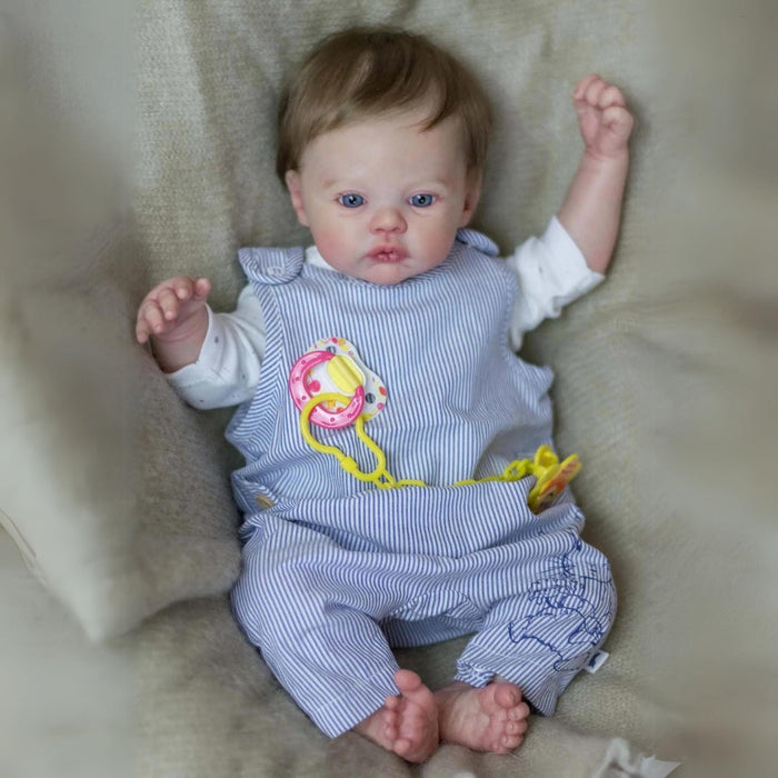 Bebê Reborn Samuel 55cm, boneco realista com corpo macio, olhos vivos, cabelo fio a fio e acessórios. Perfeito para crianças 3+, traz magia e ternura às brincadeiras!