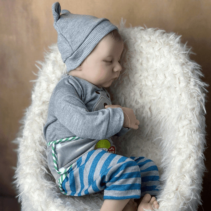 Bebê Reborn Otávio 49cm, boneco realista de silicone macio com traços delicados. Perfeito para crianças 3+ e colecionadores, combina segurança, carinho e qualidade!