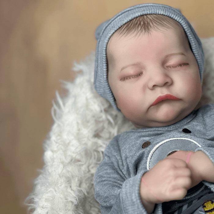 Bebê Reborn Otávio 49cm, boneco realista de silicone macio com traços delicados. Perfeito para crianças 3+ e colecionadores, combina segurança, carinho e qualidade!