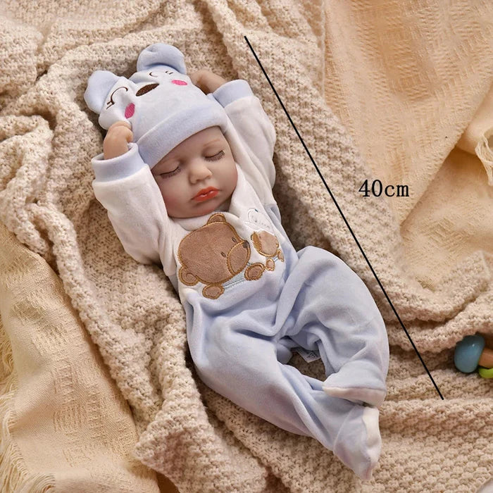 Bebê Reborn Stella 40cm, boneca realista de pano macio com olhos fixos, cabelo fio a fio e acessórios. Encanta crianças 3+ e colecionadores com ternura única!