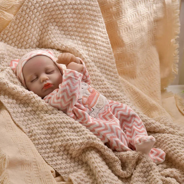Bebê Reborn Stella 40cm, boneca realista de pano macio com olhos fixos, cabelo fio a fio e acessórios. Encanta crianças 3+ e colecionadores com ternura única!