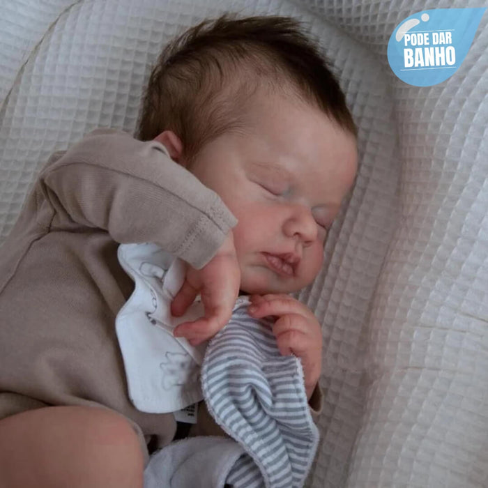 Bebê Reborn Theo 49cm, boneco realista com corpo macio, olhos vivos, cabelo fio a fio e acessórios. Perfeito para crianças 3+, traz magia às brincadeiras!