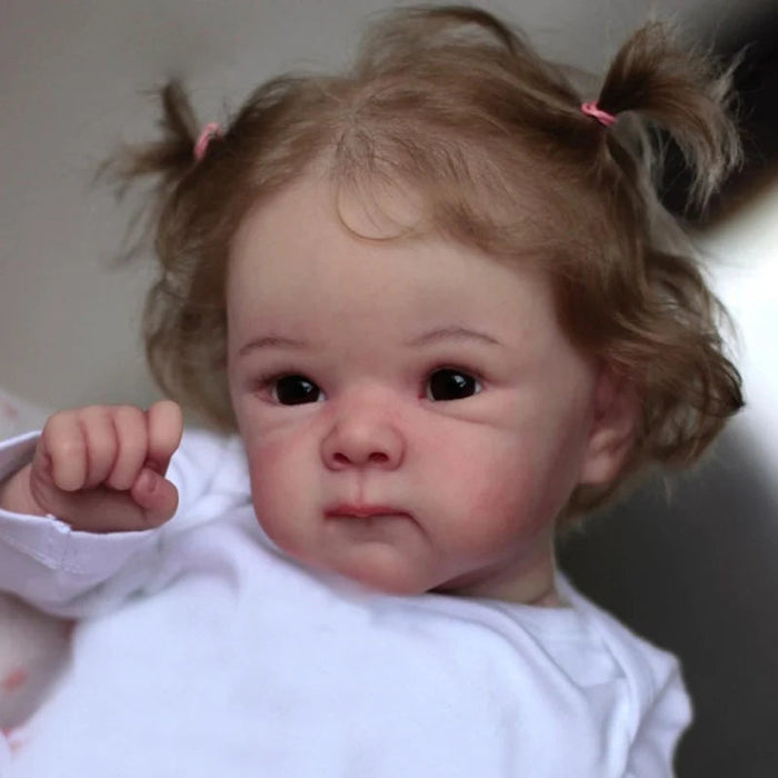 Bebê Reborn Valentina 55cm, boneca realista com corpo macio, olhos vivos, cabelo fio a fio e acessórios. Perfeita para crianças 3+, traz magia às brincadeiras!