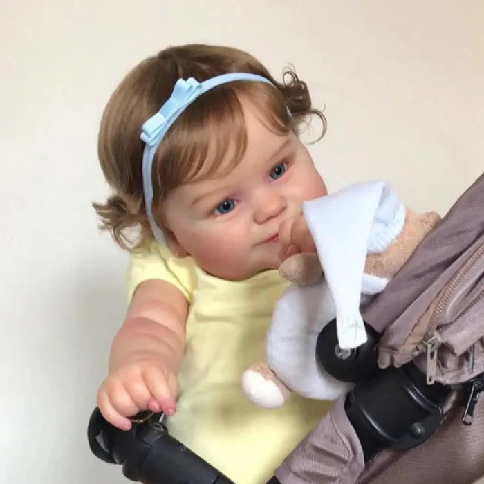 Bebê Reborn Verônica 50cm, boneca realista de vinil com olhos vivos, cabelo fio a fio e acessórios. Perfeita para crianças 3+, traz ternura e magia às brincadeiras!