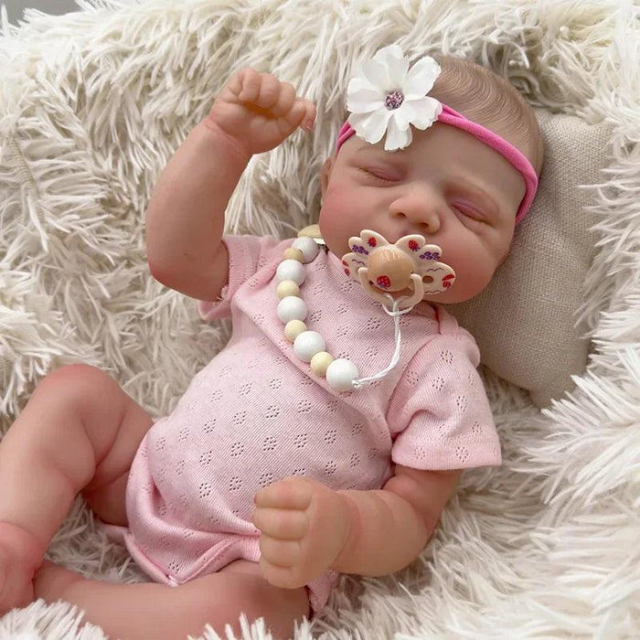Bebê Reborn Cecília 48cm, boneca artesanal de silicone com olhos fechados, cabelo pintado e acessórios. Perfeita para crianças 3+ e colecionadores, ideal para banho!
