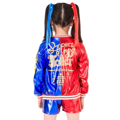 Fantasia Infantil Arlequina com camiseta, short, jaqueta, luvas e cabelo, em poliéster. Perfeita para crianças, combina estilo icônico e conforto para festas e eventos!