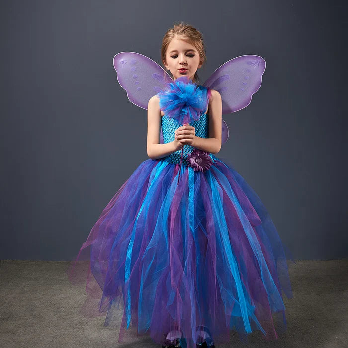Fantasia Borboleta Azul Encantada com vestido, varinha de tule e asa de borboleta, em elastano, tule, nylon e voil. Perfeita para crianças em aventuras encantadas!