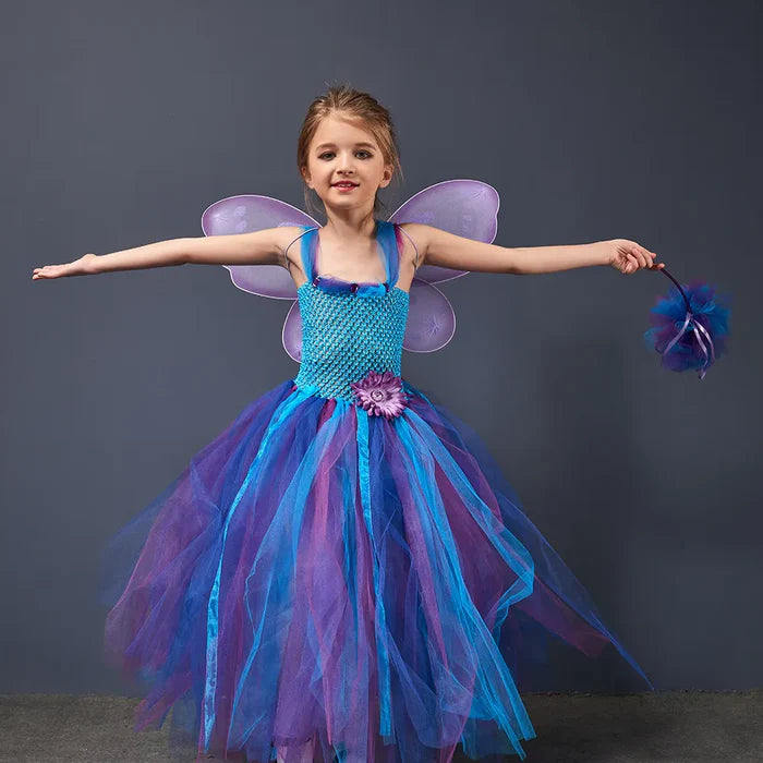Fantasia Borboleta Azul Encantada com vestido, varinha de tule e asa de borboleta, em elastano, tule, nylon e voil. Perfeita para crianças em aventuras encantadas!