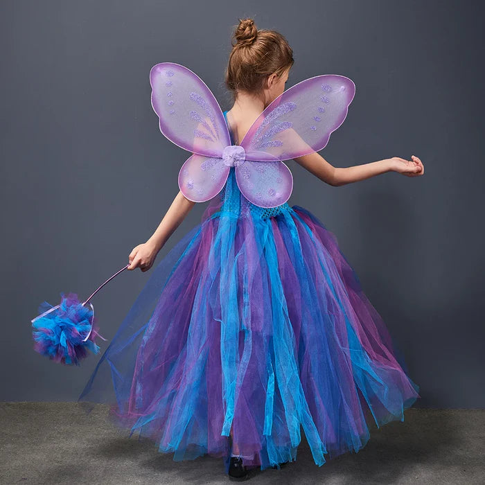 Fantasia Borboleta Azul Encantada com vestido, varinha de tule e asa de borboleta, em elastano, tule, nylon e voil. Perfeita para crianças em aventuras encantadas!