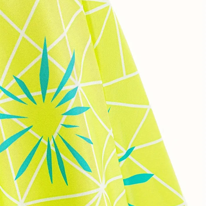 Fantasia Divertida Mente Alegria, em poliéster, com vestido e peruca. Perfeita para crianças, combina magia e conforto em brincadeiras encantadas!