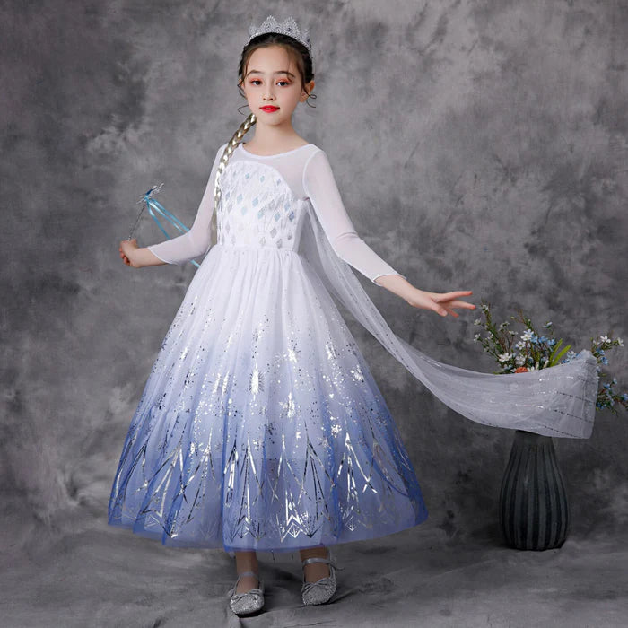 Fantasia Elsa com vestido e acessórios (coroa, varinha, cabelo, luva, joias), em cetim, algodão, poliéster e malha. Perfeita para crianças, combina magia e conforto!