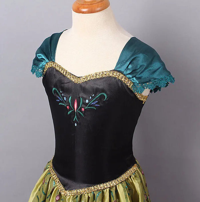 Fantasia Infantil Anna Frozen com vestido, coroa, varinha e peruca, em poliéster. Perfeita para crianças em festas e eventos, inspirada na princesa de Arendelle!