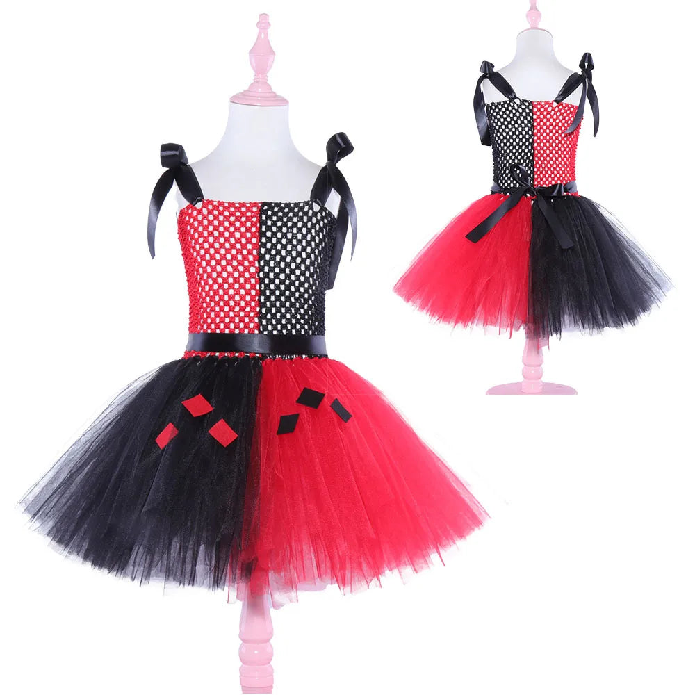 Fantasia Infantil Arlequina com vestido, rímel, arquinho, colar, pulseira e meia-calça, em poliéster, tule e nylon. Perfeita para crianças em aventuras encantadas!