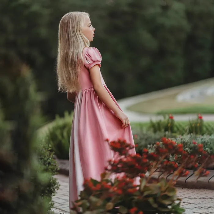 Fantasia Infantil Aurora, em poliéster, malha e algodão. Perfeita para crianças, combina magia e conforto em brincadeiras encantadas e festas temáticas!