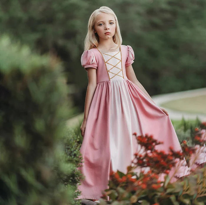 Fantasia Infantil Aurora, em poliéster, malha e algodão. Perfeita para crianças, combina magia e conforto em brincadeiras encantadas e festas temáticas!