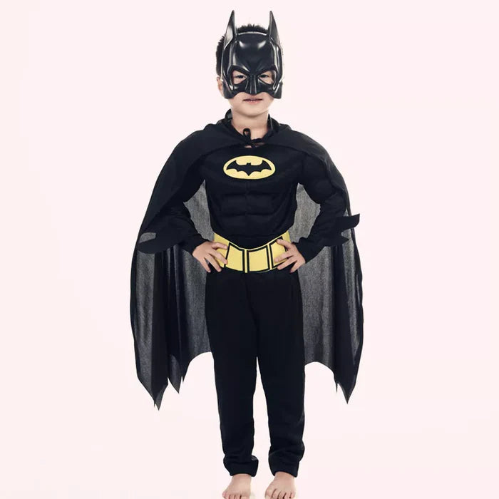 Fantasia Infantil Batman com roupa, capa e máscara, em poliéster. Perfeita para crianças, combina aventuras mágicas e qualidade, ideal para brincadeiras e festas!