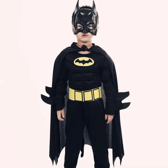 Fantasia Infantil Batman com roupa, capa e máscara, em poliéster. Perfeita para crianças, combina aventuras mágicas e qualidade, ideal para brincadeiras e festas!