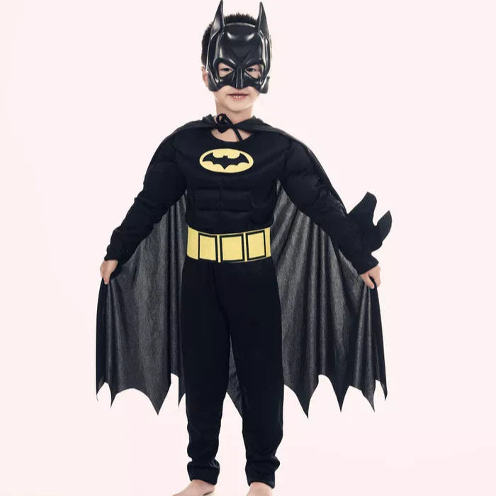 Fantasia Infantil Batman com roupa, capa e máscara, em poliéster. Perfeita para crianças, combina aventuras mágicas e qualidade, ideal para brincadeiras e festas!