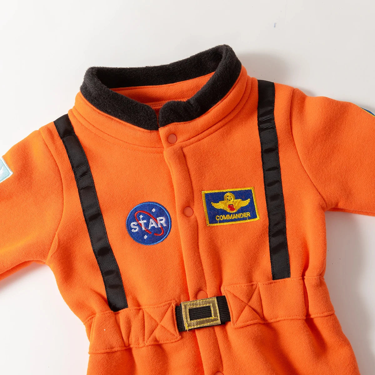 Fantasia Infantil Bebê Astronauta com macacão em veludo e poliéster. Perfeita para bebês, ideal para festas e eventos, com design autêntico de explorador espacial!
