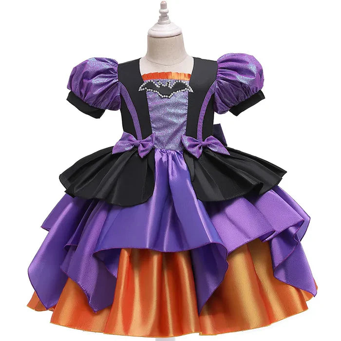 Fantasia Infantil Bruxa Abracadabra Halloween com vestido, vassoura, meia-calça, arquinho e bolsinha, em poliéster. Perfeita para crianças em aventuras encantadas!