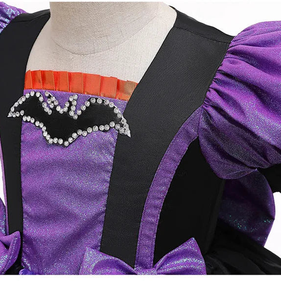 Fantasia Infantil Bruxa Abracadabra Halloween com vestido, vassoura, meia-calça, arquinho e bolsinha, em poliéster. Perfeita para crianças em aventuras encantadas!