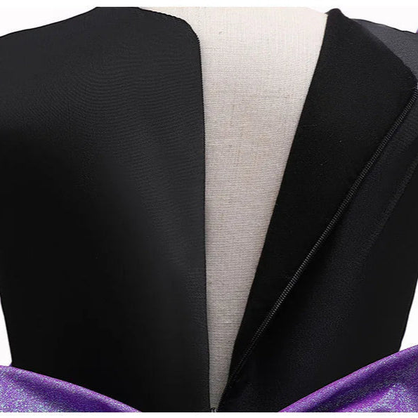 Fantasia Infantil Bruxa Abracadabra Halloween com vestido, vassoura, meia-calça, arquinho e bolsinha, em poliéster. Perfeita para crianças em aventuras encantadas!