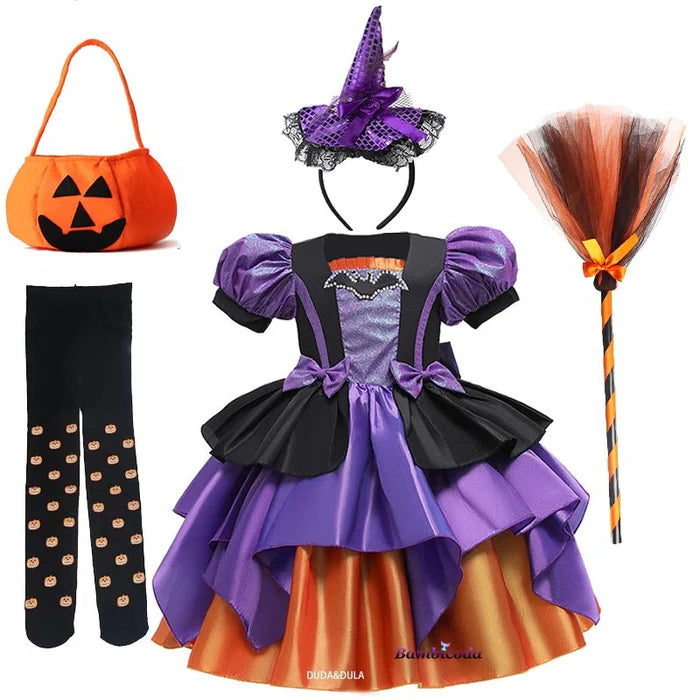 Fantasia Infantil Bruxa Abracadabra Halloween com vestido, vassoura, meia-calça, arquinho e bolsinha, em poliéster. Perfeita para crianças em aventuras encantadas!
