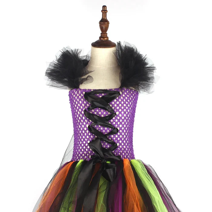 Fantasia Infantil Bruxinha Colorida com vestido e chapéu, em tule, voil e nylon. Perfeita para crianças, ideal para Halloween e festas com design encantador e mágico!