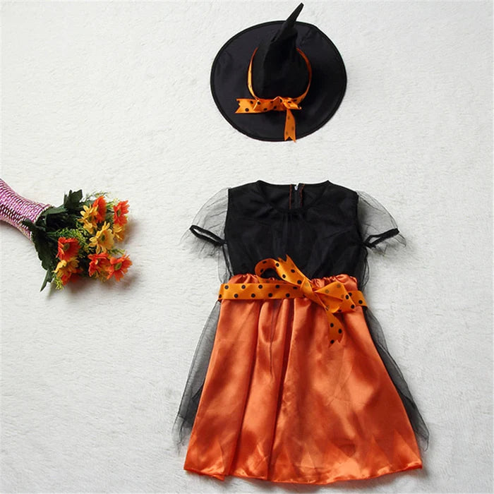 Fantasia Infantil Bruxinha Halloween com vestido, meia-calça e chapéu, em poliéster, voil, malha, algodão e nylon. Perfeita para crianças em aventuras encantadas!