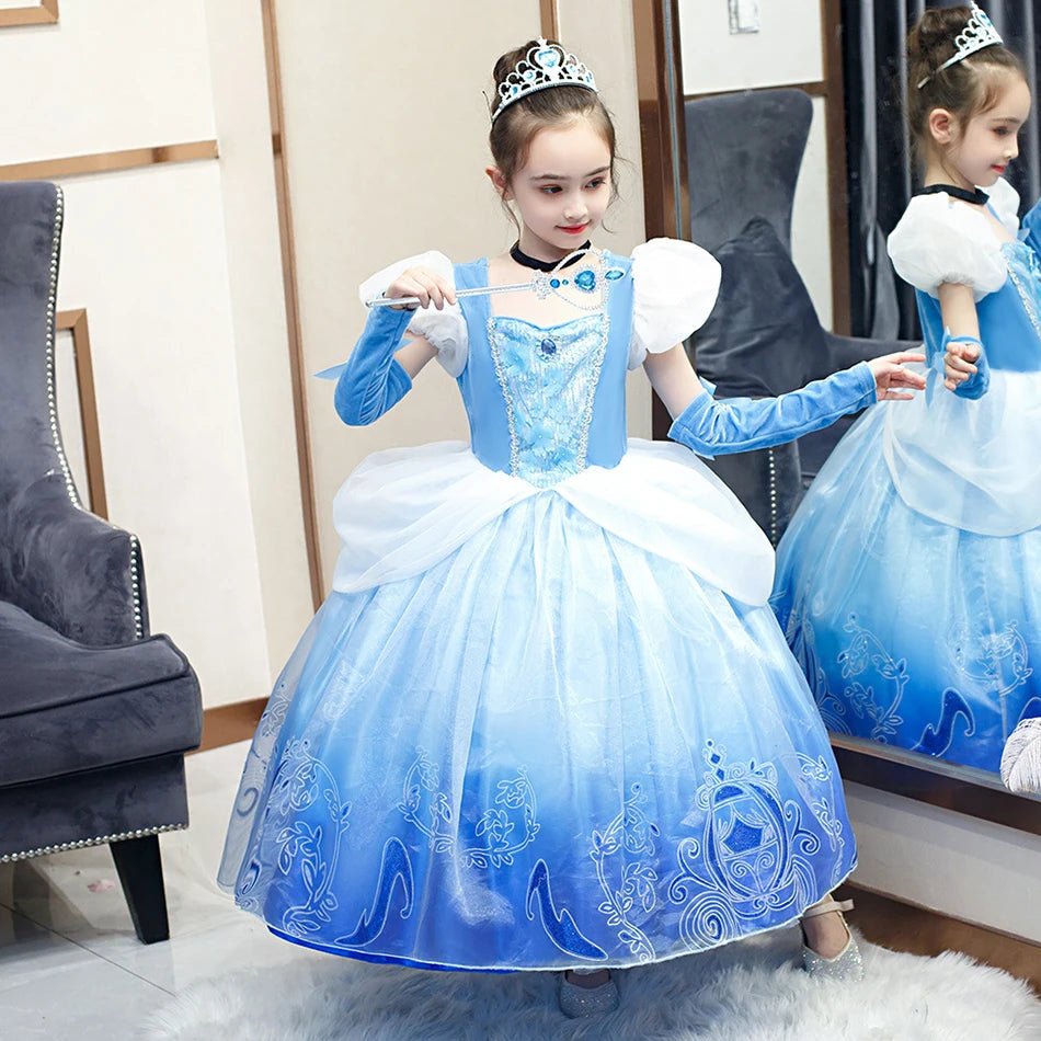 Fantasia Infantil Cinderela Azul com vestido em algodão e malha. Perfeita para crianças em festas e eventos, inspirada na princesa com estilo mágico e confortável!