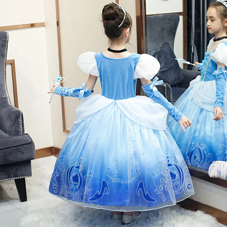 Fantasia Infantil Cinderela Azul com vestido em algodão e malha. Perfeita para crianças em festas e eventos, inspirada na princesa com estilo mágico e confortável!