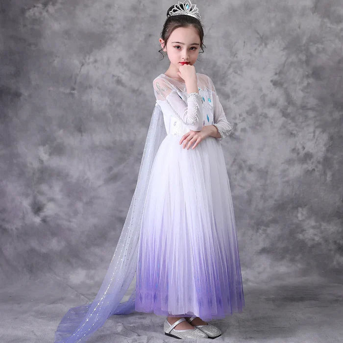 Fantasia Infantil Elsa Frozen com vestido, varinha, coroa e luva, em poliéster e viscose. Perfeita para crianças, combina magia e conforto em aventuras encantadas!