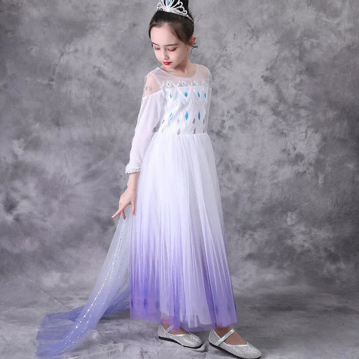 Fantasia Infantil Elsa Frozen com vestido, varinha, coroa e luva, em poliéster e viscose. Perfeita para crianças, combina magia e conforto em aventuras encantadas!