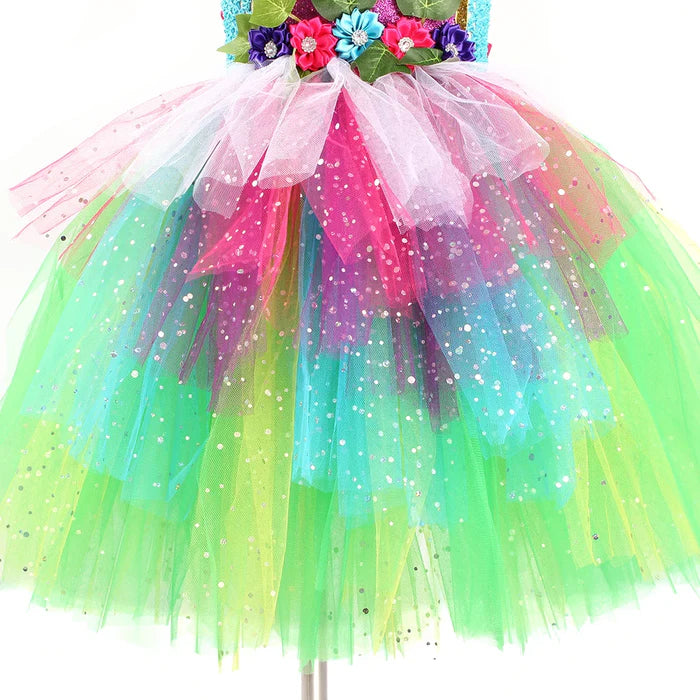Fantasia Infantil Fada Arco Íris com vestido, acessório de cabelo e asa de borboleta, em elastano, tule, nylon e voile. Perfeita para crianças em aventuras encantadas!