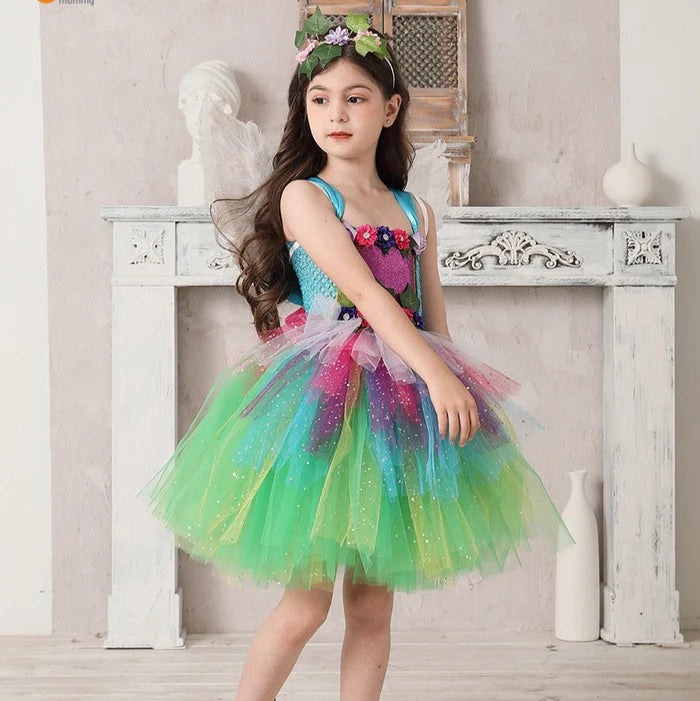Fantasia Infantil Fada Arco Íris com vestido, acessório de cabelo e asa de borboleta, em elastano, tule, nylon e voile. Perfeita para crianças em aventuras encantadas!