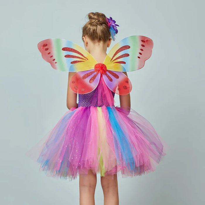 Fantasia Infantil Fada Encantada das Cores com vestido, acessório de cabelo, varinha, asas e bolsinha, em elastano, tule, voil e nylon. Ideal para crianças, mágica e confortável!