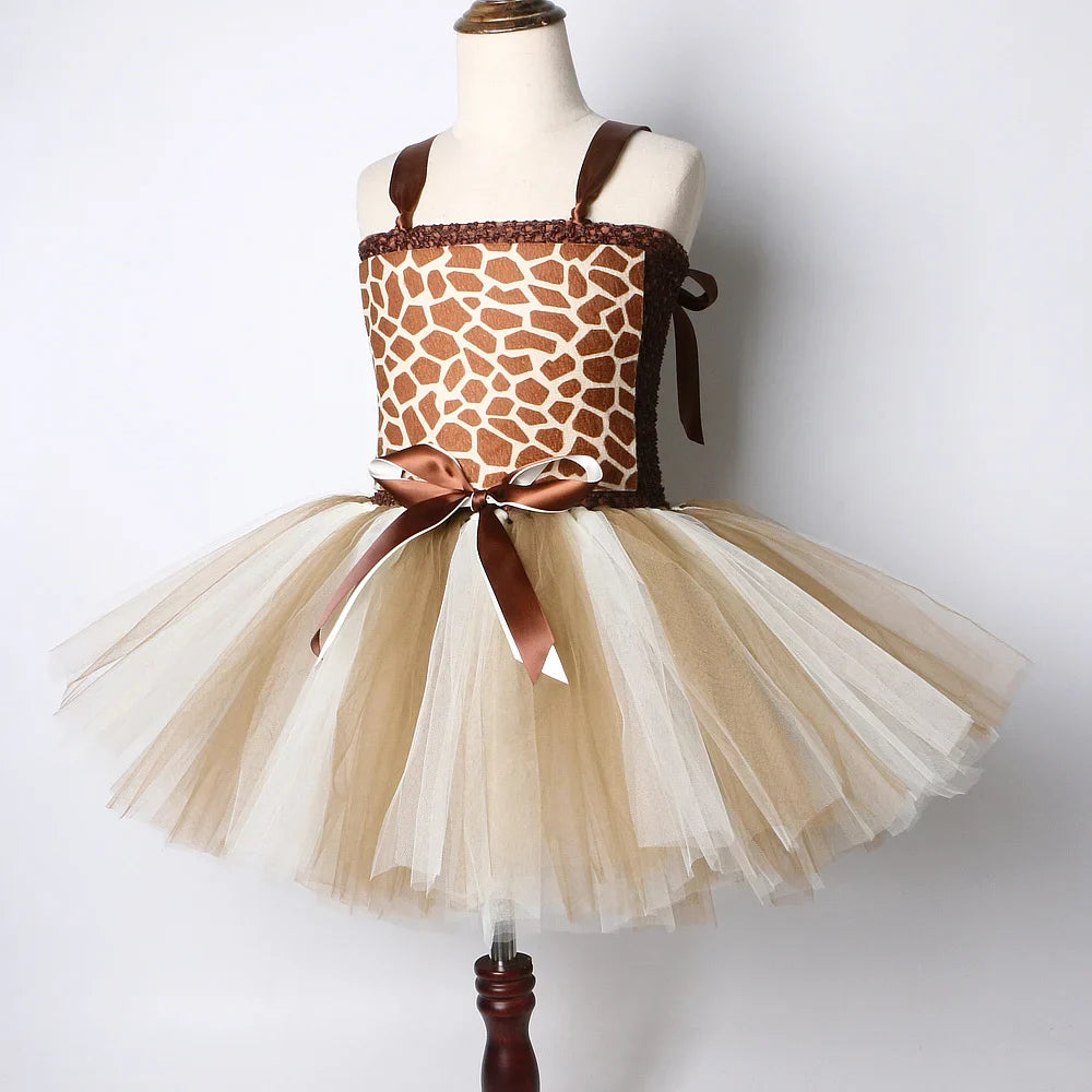 Fantasia Infantil Girafinha Magia, em poliéster e nylon. Perfeita para crianças, combina magia e conforto em brincadeiras encantadas e festas temáticas adoráveis!