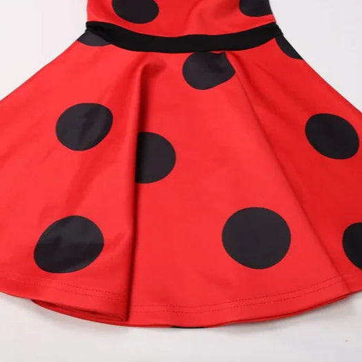 Fantasia Infantil Ladybug Miraculous com vestido, bolsa e máscara, em poliéster. Perfeita para crianças, combina magia e conforto em aventuras encantadas e festas!