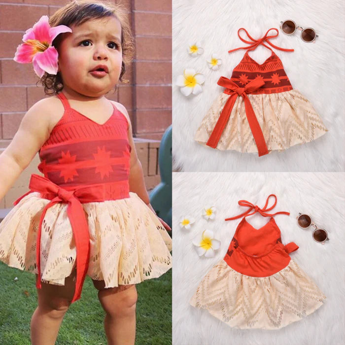 Fantasia Infantil Moana Bebê com vestido, colar e flor, em poliéster e algodão. Perfeita para bebês, combina conforto e estilo em festas e momentos especiais!