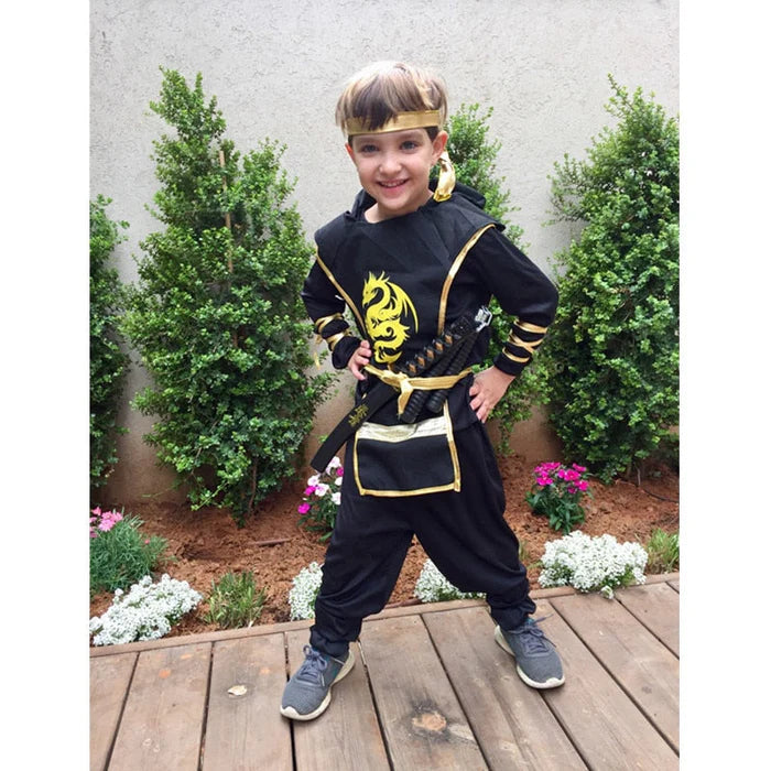 Fantasia Infantil Ninja Ouro com calça, camisa, cinto e máscara, em poliéster. Perfeita para crianças, ideal para festas e brincadeiras com design ninja dourado mágico!