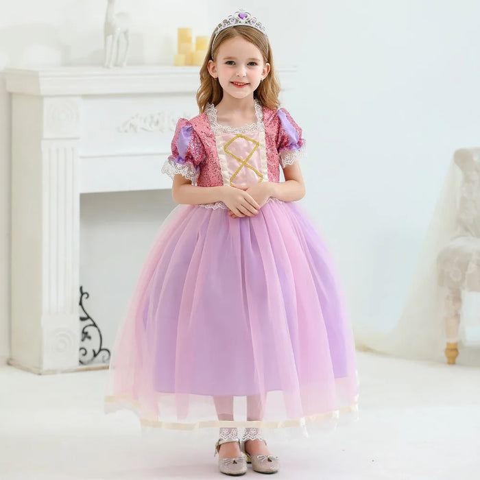 Fantasia Infantil Rapunzel com vestido, coroa e varinha, em poliéster, malha e renda. Perfeita para crianças em festas e eventos, inspirada na princesa da torre!