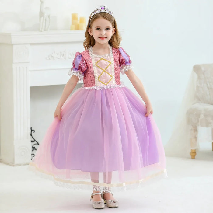 Fantasia Infantil Rapunzel com vestido, coroa e varinha, em poliéster, malha e renda. Perfeita para crianças em festas e eventos, inspirada na princesa da torre!